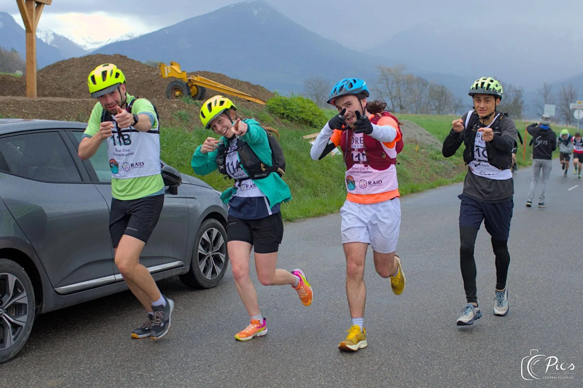 4 coureurs en équipe