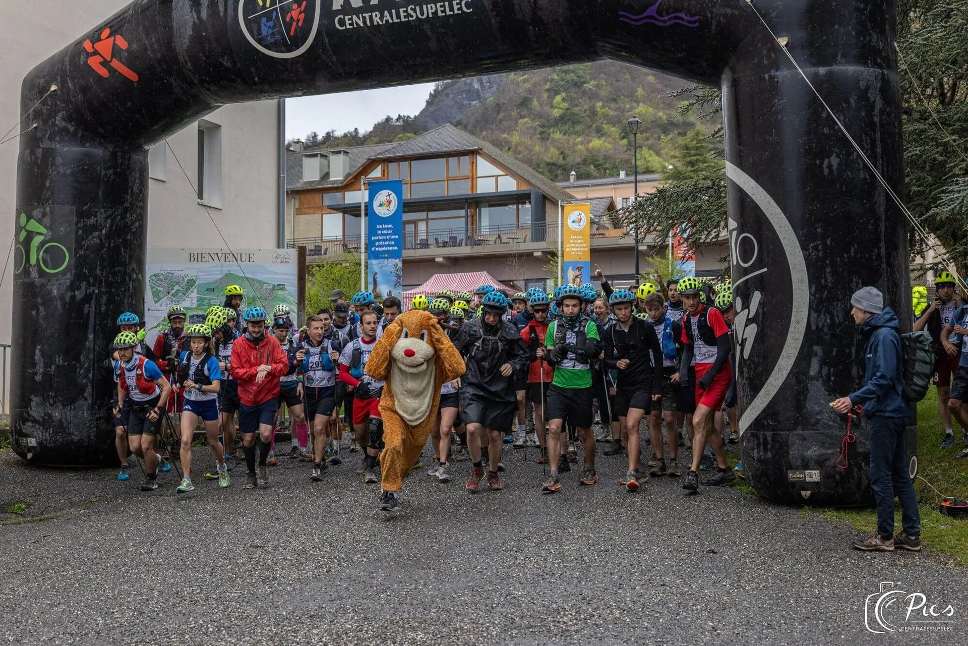 Départ sous l'arche avec la mascotte