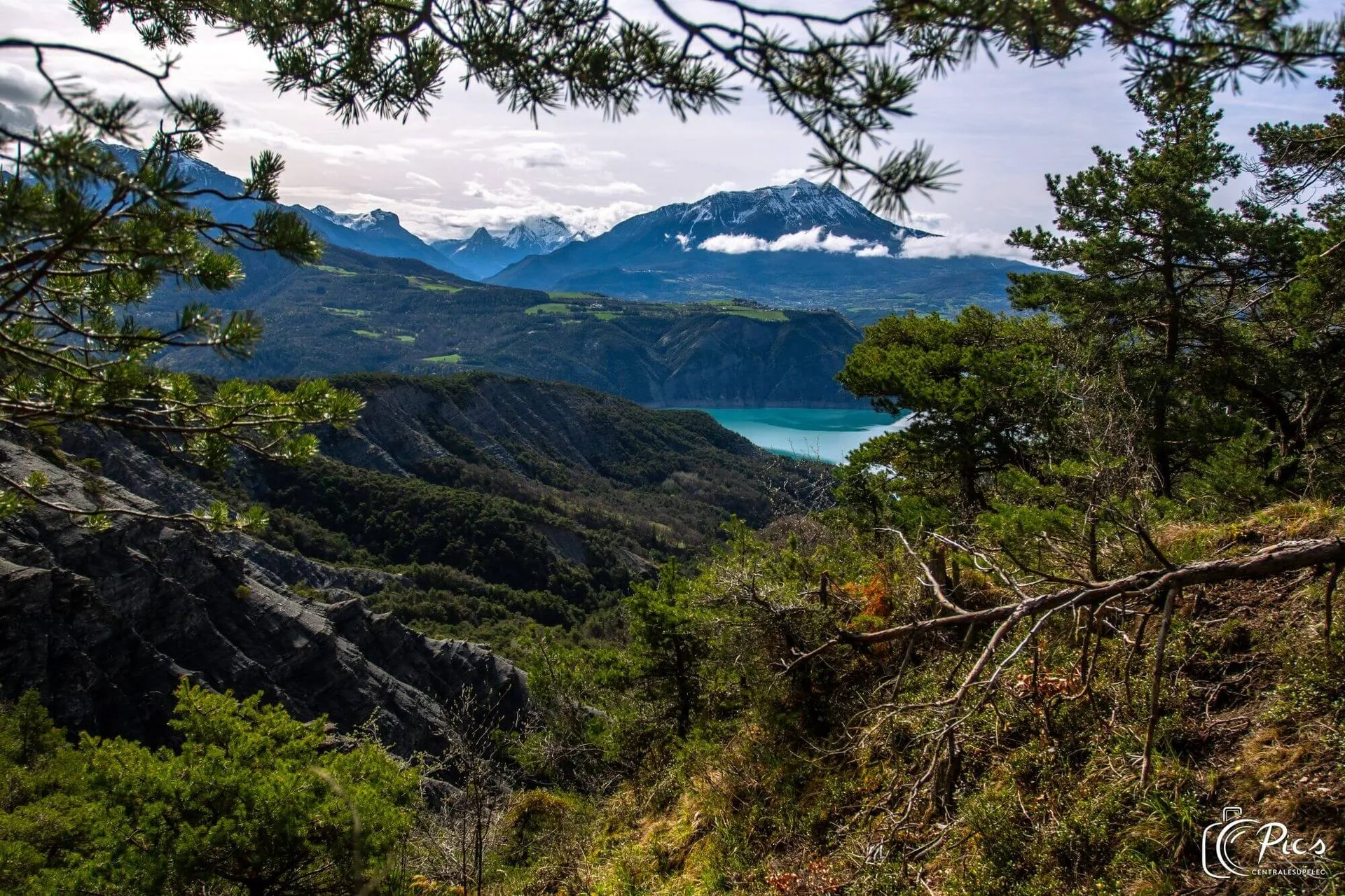 Magnifique paysage de montagne avec le lac au fond